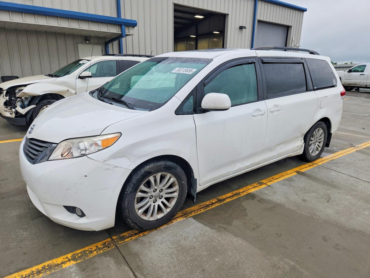 2013 Toyota Sienna XLE, VIN 5TDYK3DC9DS286274 — Side
