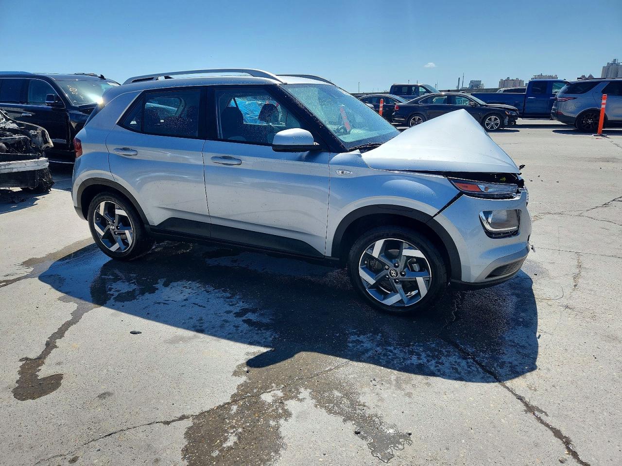 2022 Hyundai Venue SEL, VIN KMHRC8A36NU135789 — Front end