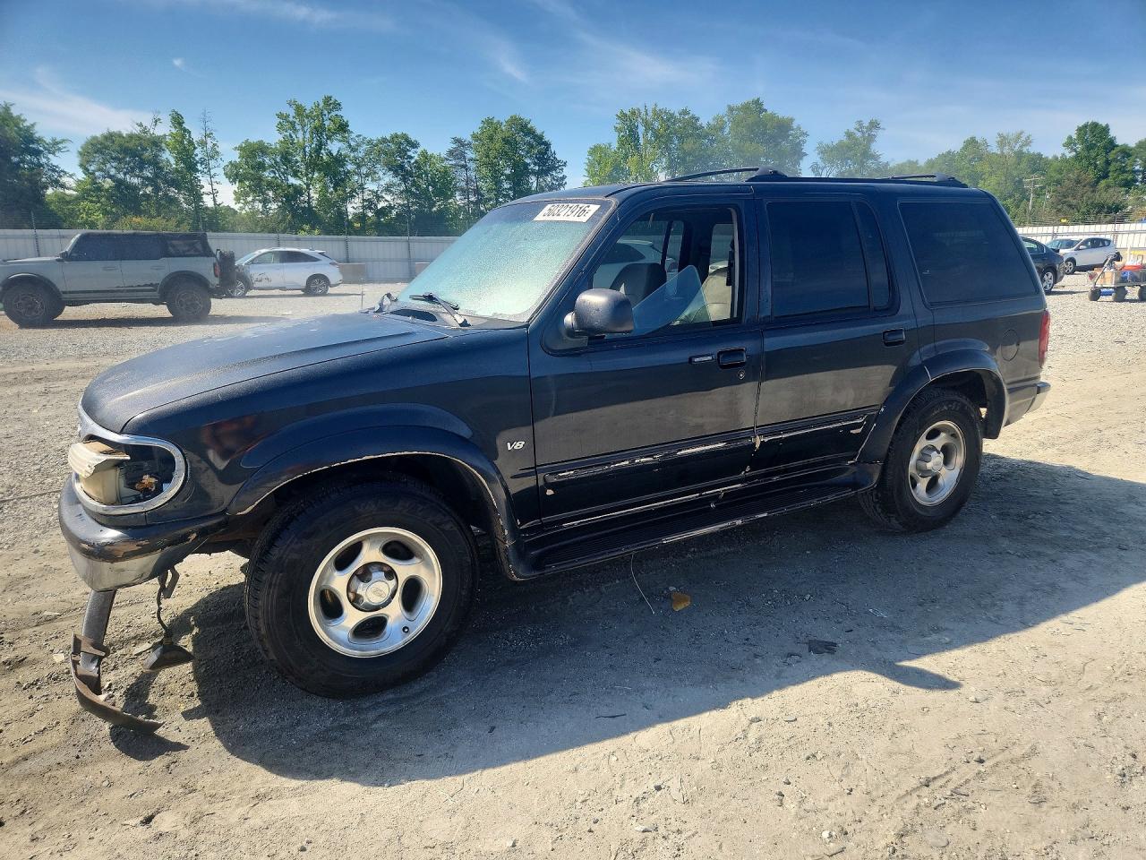 1998 Ford Explorer XLT, VIN 1FMZU32P8WUC59274 — Front end