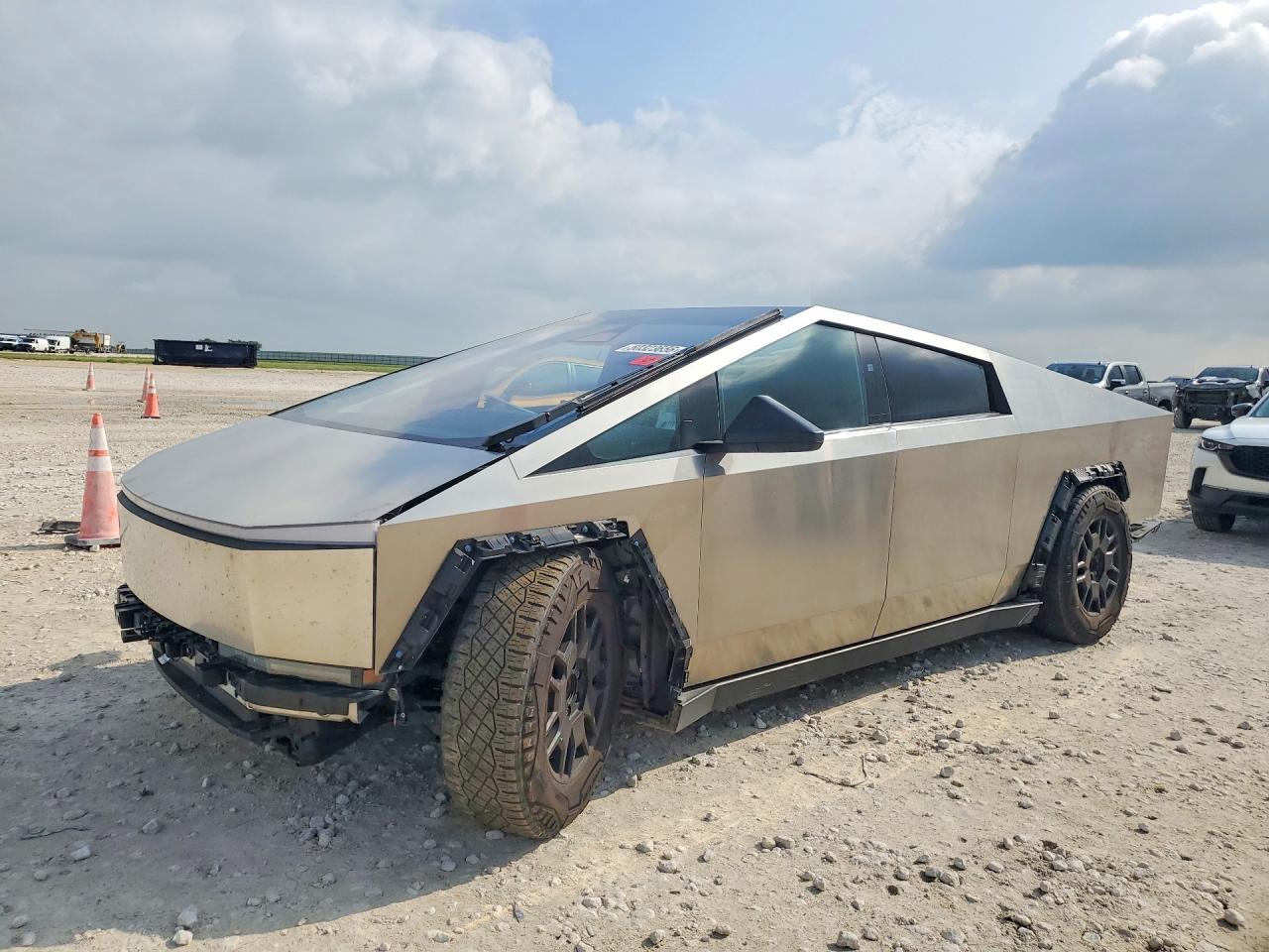 2024 Tesla Cybertruck, VIN 7G2CEHED3RA010782 — Front end
