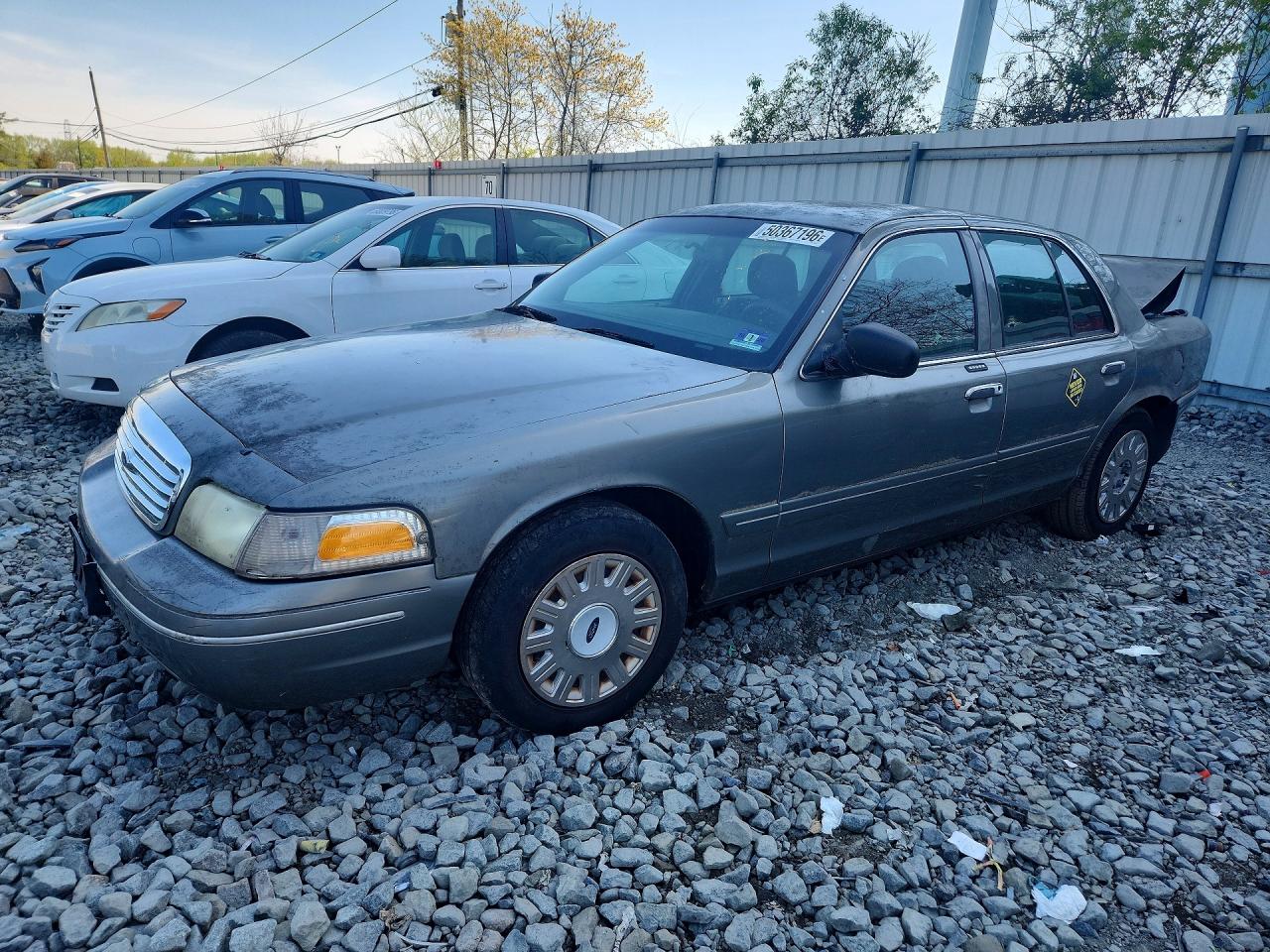 2003 Ford Crown Victoria Standard, VIN 2FAFP73W43X196003 — Rear end