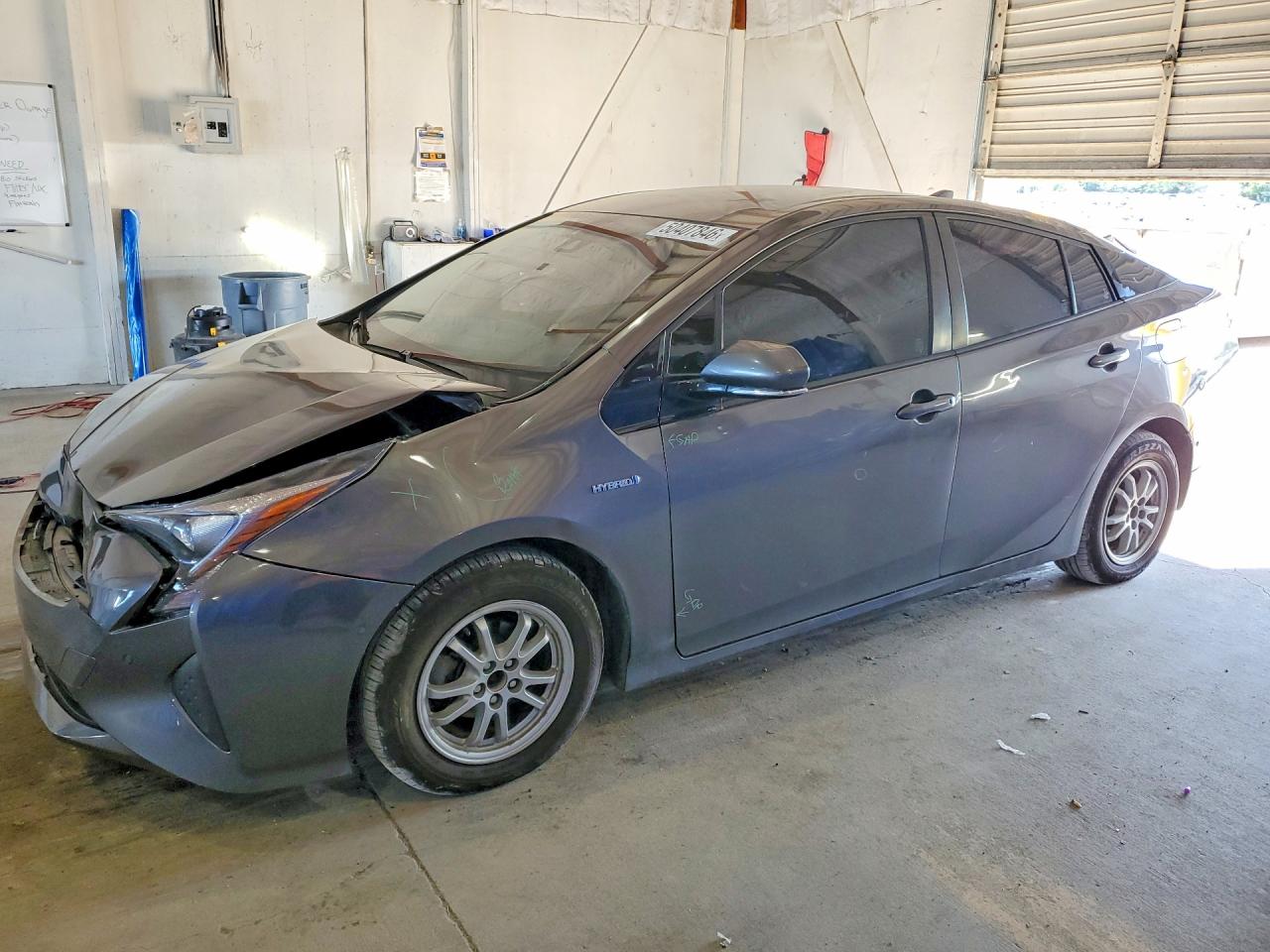 2018 Toyota Prius Three, VIN JTDKARFUXJ3551153 — Front end