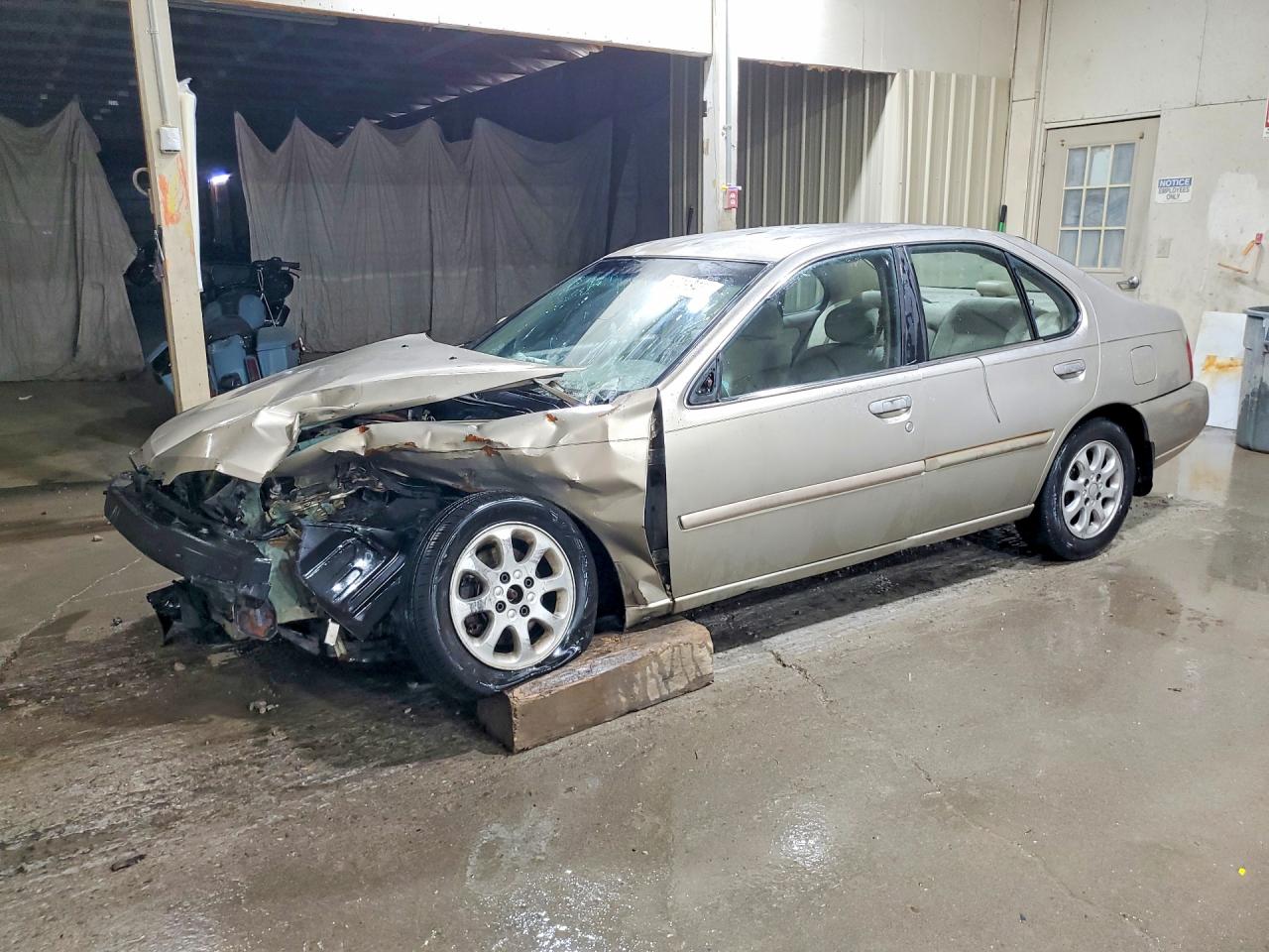 2000 Nissan Altima XE, VIN 1N4DL01D0YC165184 — Front end