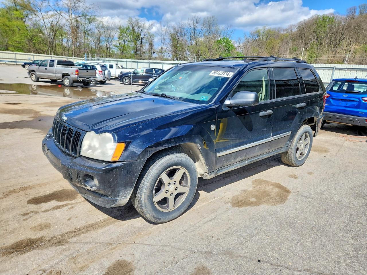 2005 Jeep Grand Cherokee Laredo, VIN 1J4HR48N25C719153 — Front end