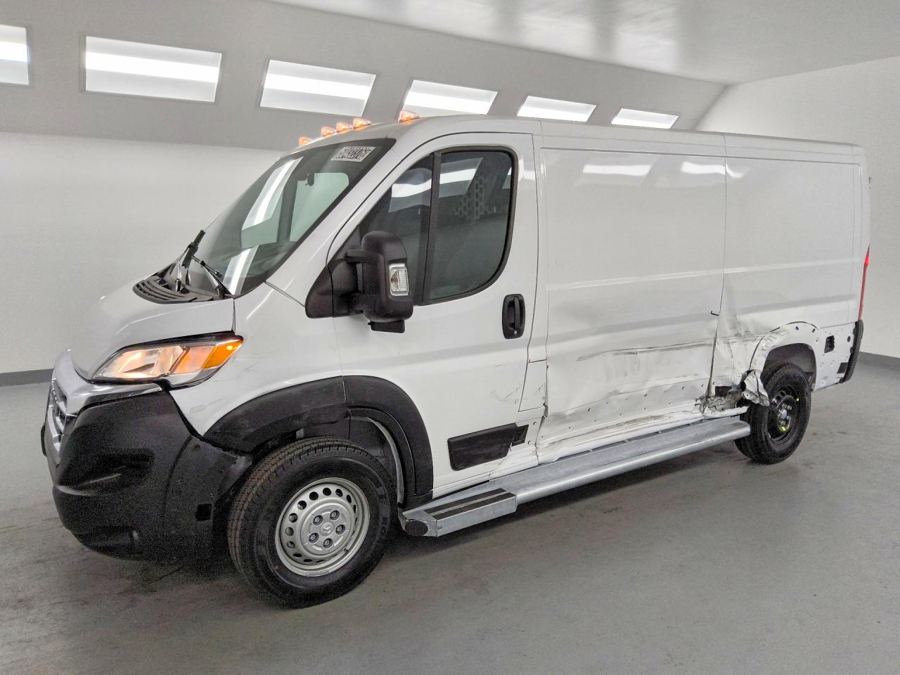 2026 Ram ProMaster Cargo Tradesman, VIN 3C6LRVVG2TE175424 — Бок