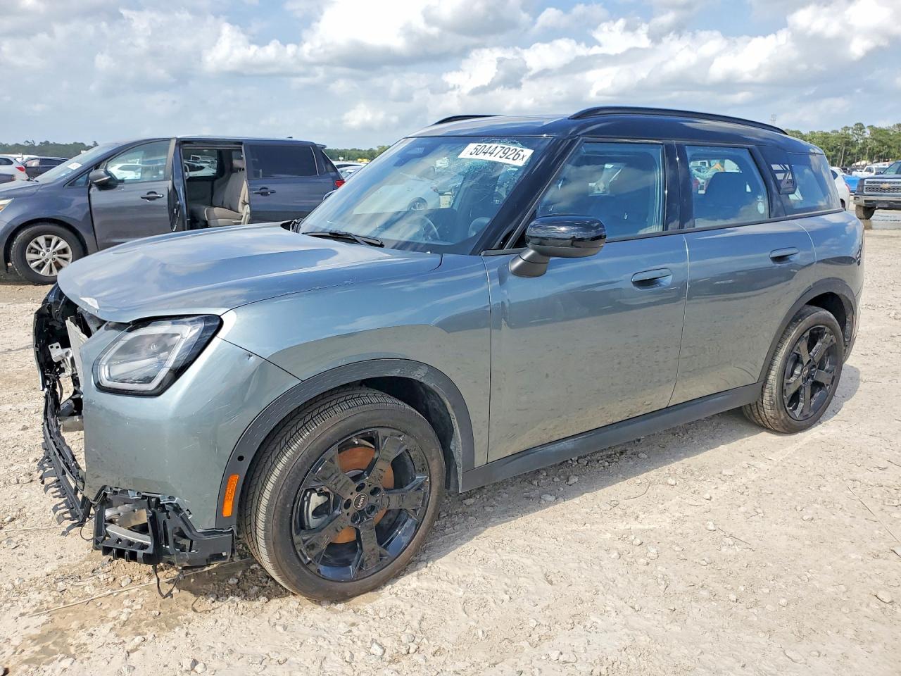 2026 MINI Countryman S, VIN WMZ23GA03T7T82253 — Перед