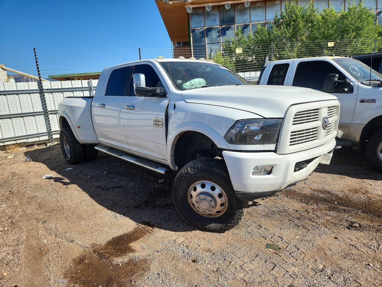 2011 Ram 3500 Laramie Longhorn, VIN 3D73Y4HL2BG635933 — Перед