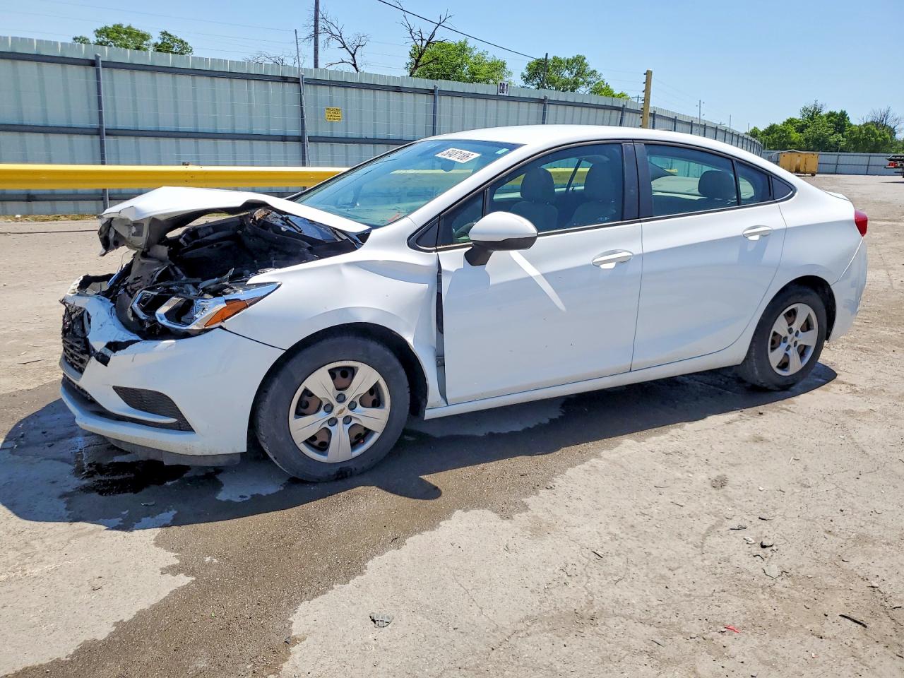 2018 Chevrolet Cruze LS, VIN 1G1BC5SMXJ7208983 — Front end