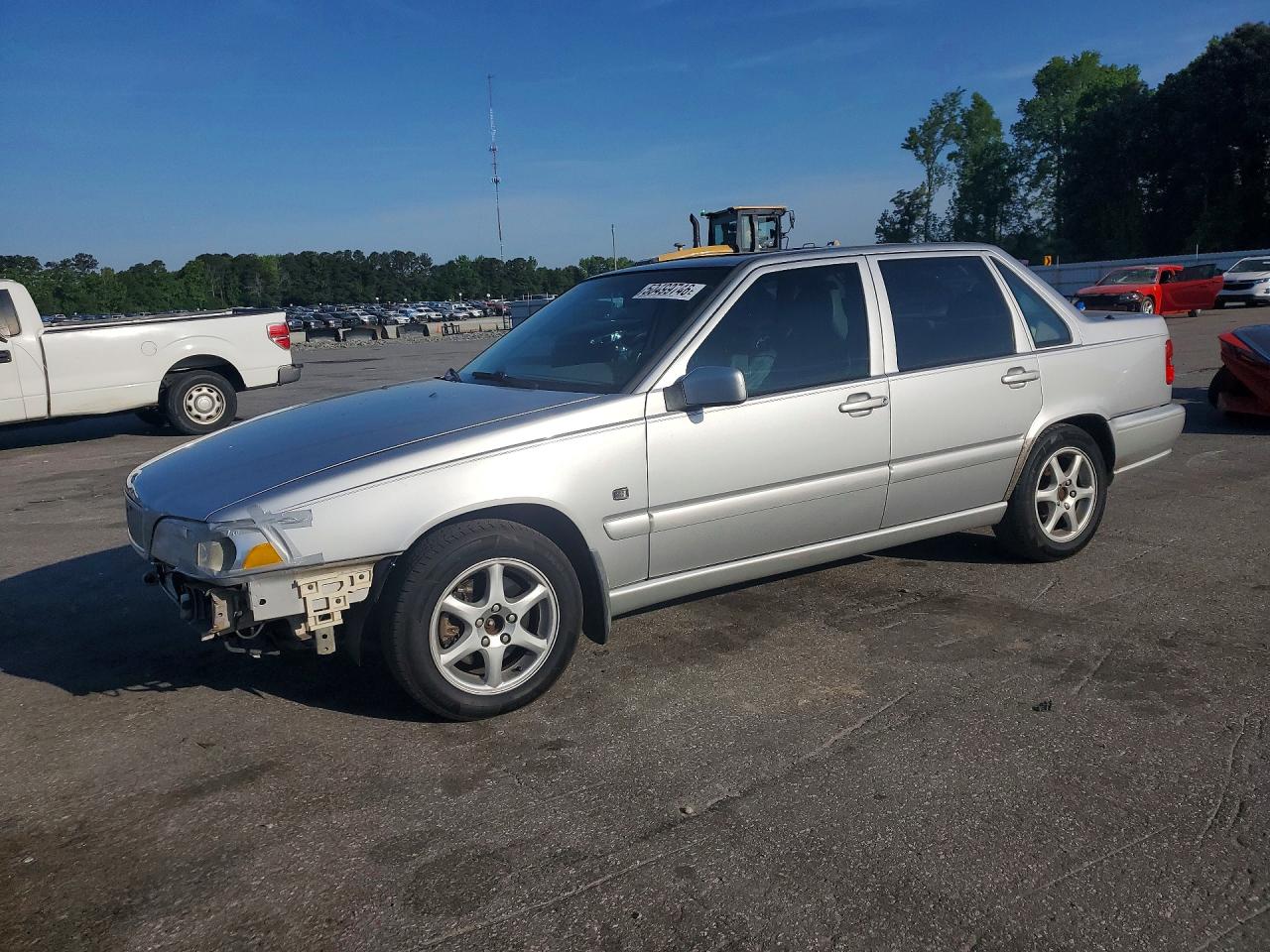 2000 Volvo S70, VIN YV1LS61J5Y2637459 — Перед