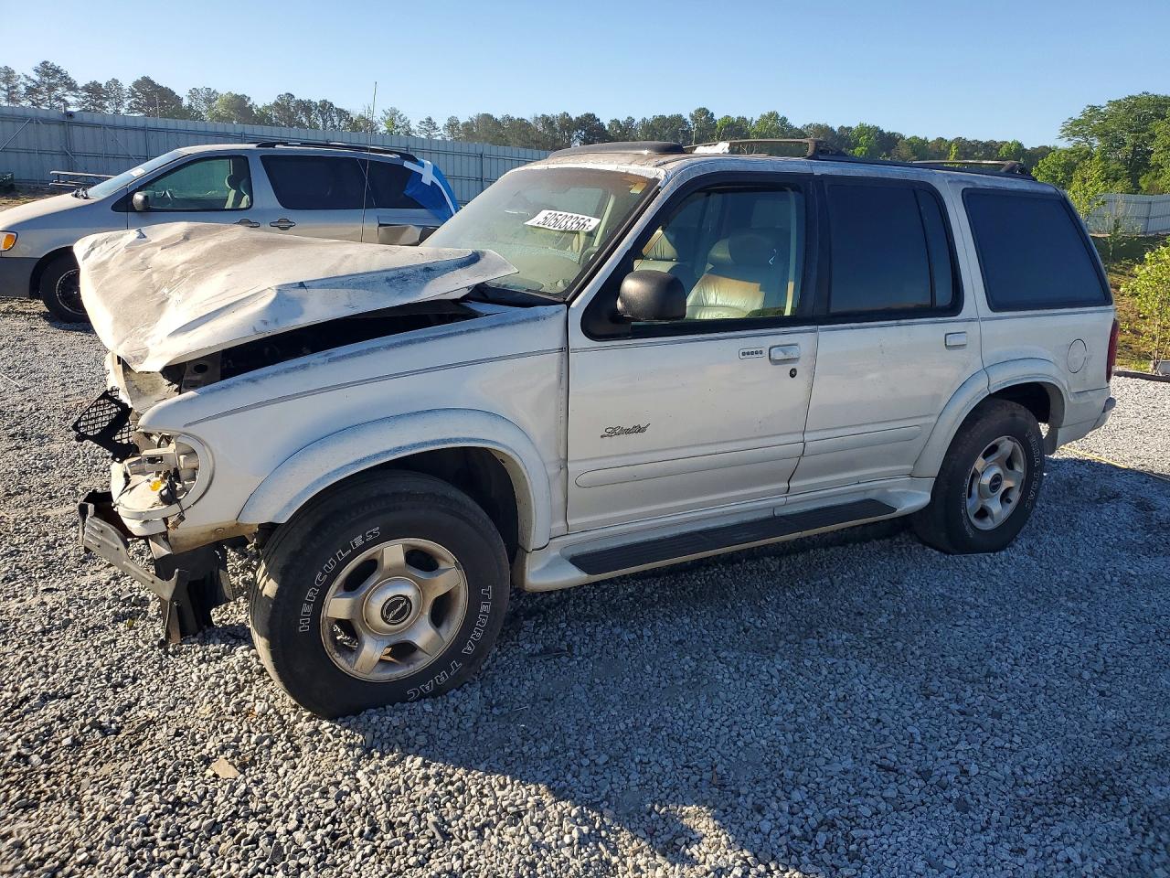 2001 Ford Explorer Limited, VIN 1FMDU75E41ZA17069 — Front end
