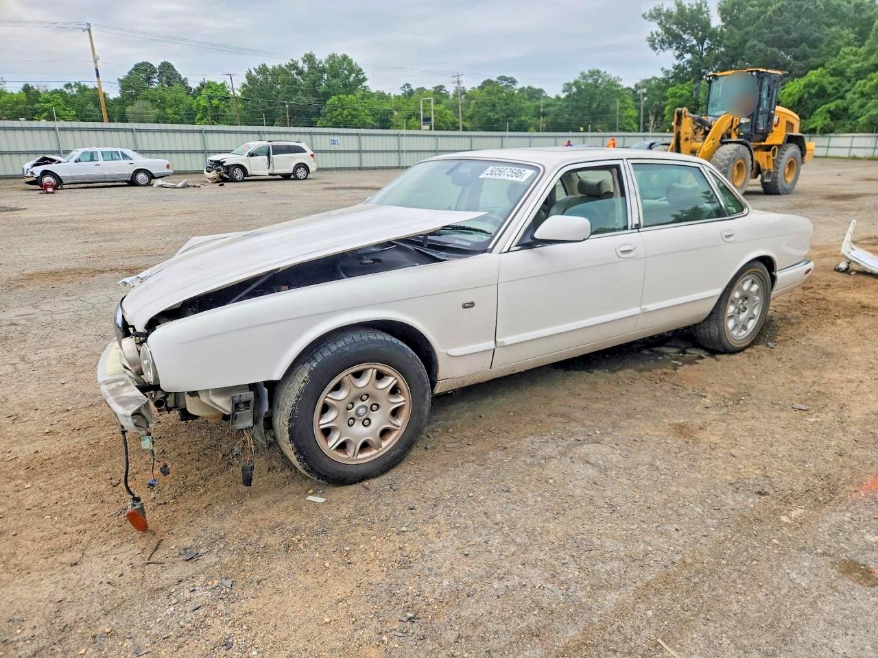2001 Jaguar XJ, VIN SAJDA14C61LF35041 — Перед