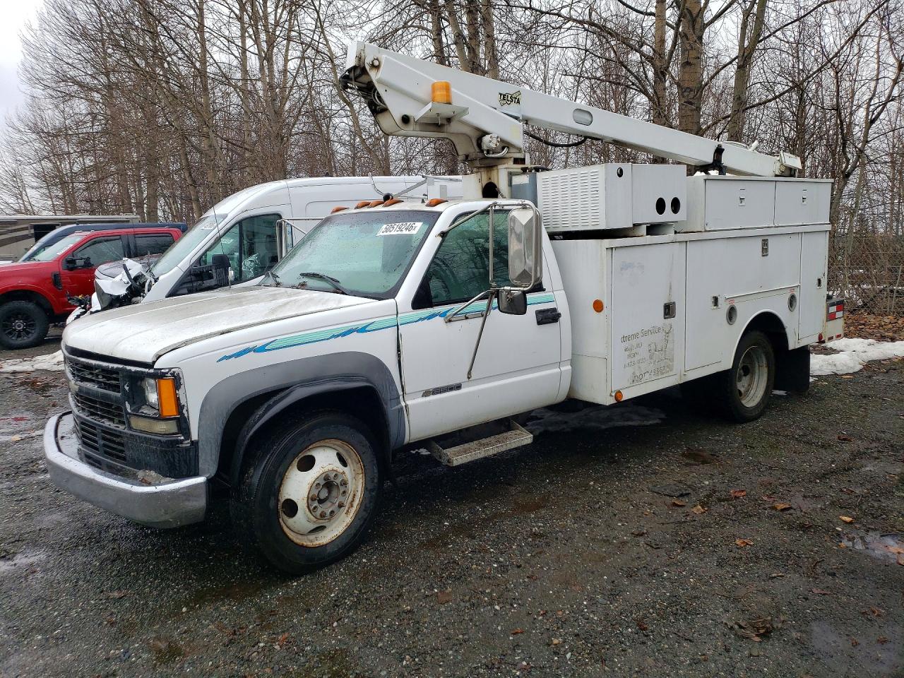 2000 Chevrolet Silverado 3500, VIN 1GBKC34J2YF492371 — Minor dents and scratches