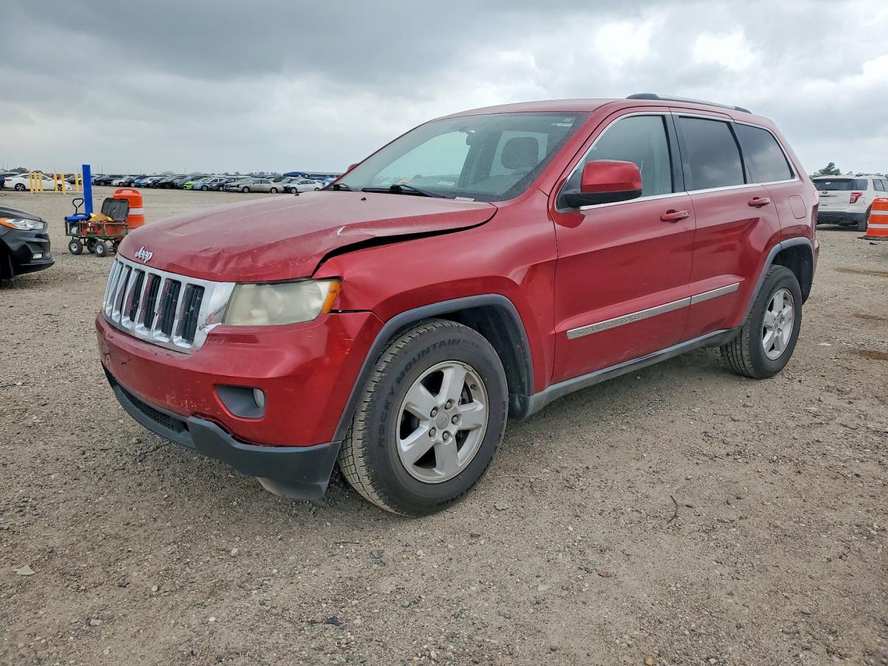 2011 Jeep Grand Cherokee Laredo, VIN 1J4RS4GG2BC515847 — Front end