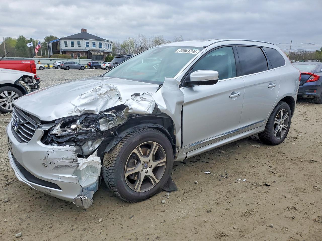 2015 Volvo XC60 T6, VIN YV4902RK5F2749765 — Front end