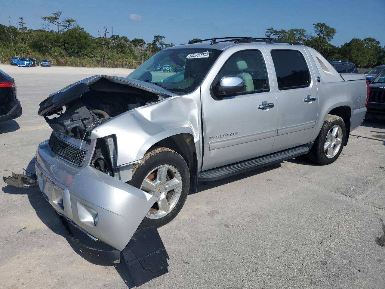 2013 Chevrolet Avalanche LT, VIN 3GNTKFE7XDG326137 — Front end