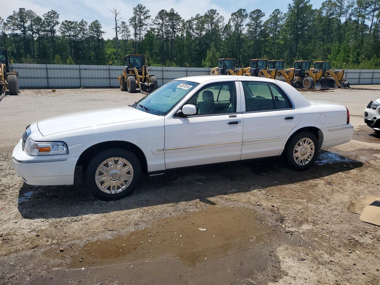2007 Mercury Grand Marquis GS, VIN 2MEFM74V87X618531 — Minor dents and scratches