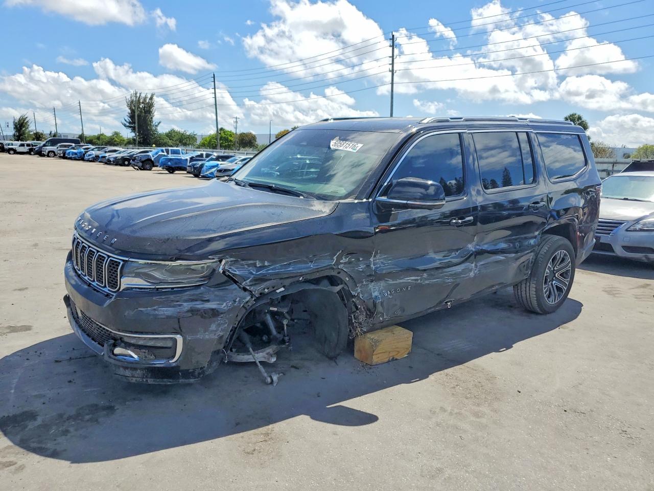 2024 Jeep Wagoneer, VIN 1C4SJUAP5RS163785 — Днище