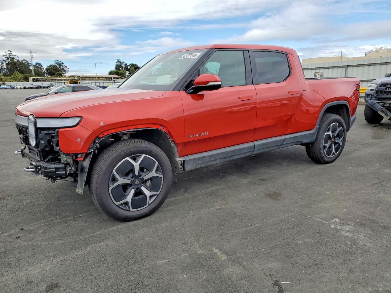 2023 Rivian R1T Adventure, VIN 7FCTGBAA6PN025522 — Front end