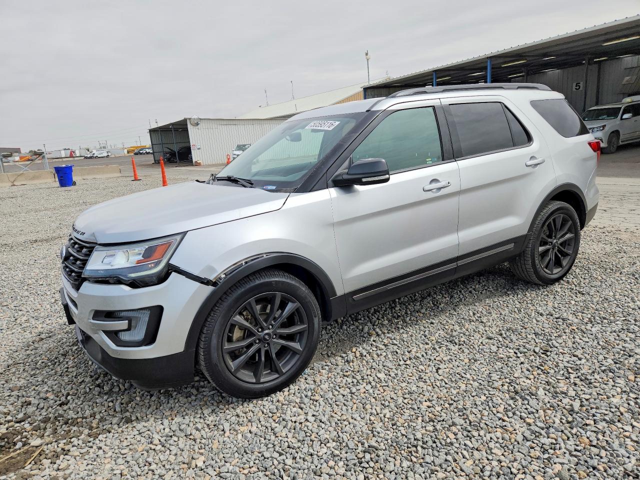 2017 Ford Explorer XLT, VIN 1FM5K8D86HGE11545 — Front end