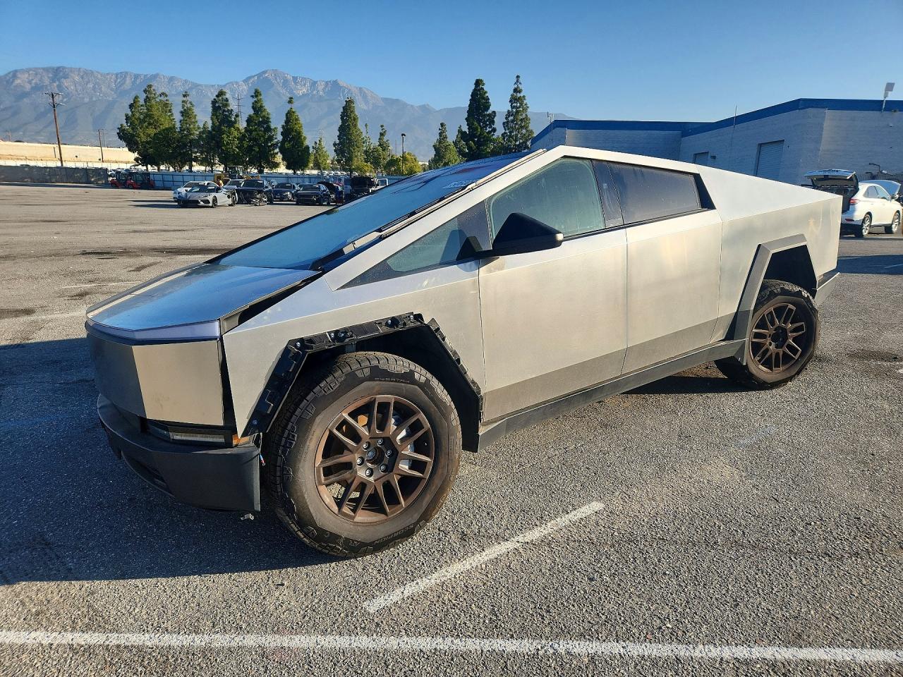 2025 Tesla Cybertruck Cyberbeast, VIN 7G2CEHEE9SA062500 — Front end