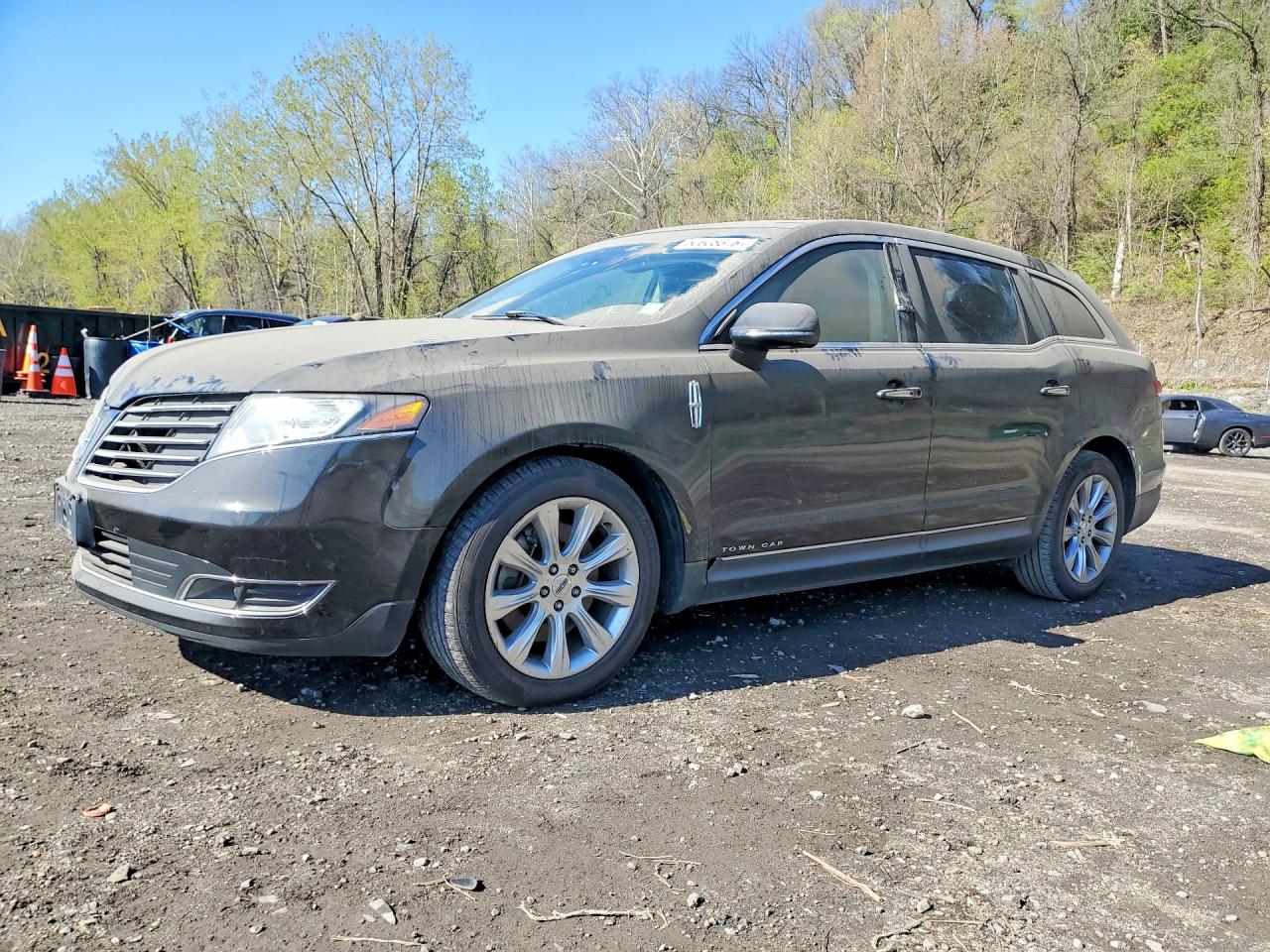 2019 Lincoln MKT Reserve, VIN 2LMHJ5AT0KBL01634 — Minor dents and scratches