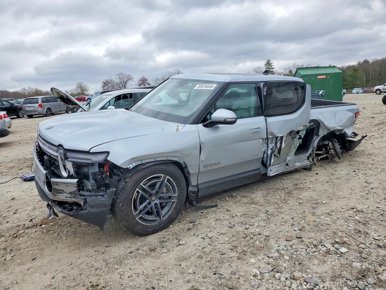 2025 Rivian R1T Adventure, VIN 7FCTGBAA7SN036117 — Rear end