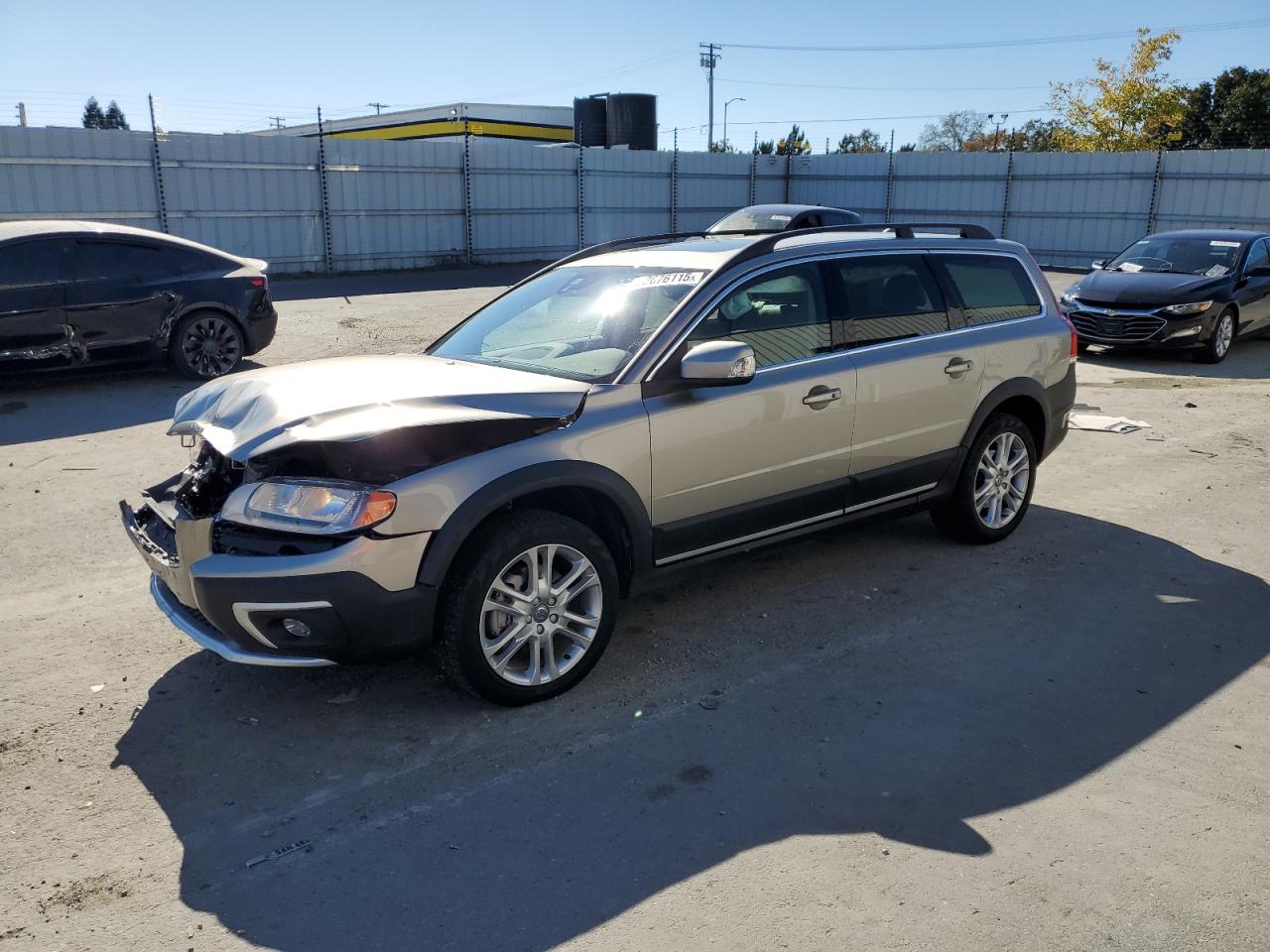 2016 Volvo XC70 T5 Drive-E Premier, VIN YV440MBK8G1269226 — Front end