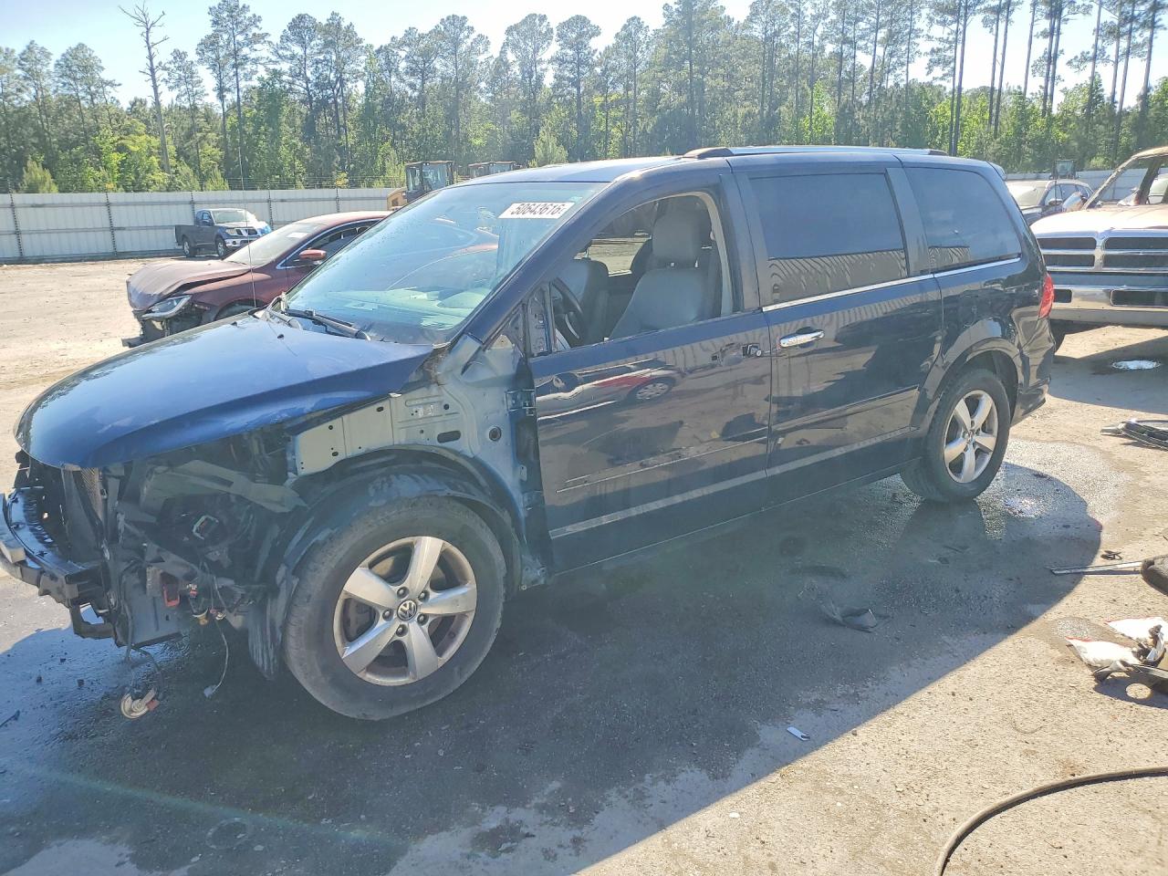 2013 Volkswagen Routan SEL Premium, VIN 2C4RVADG0DR725339 — Side