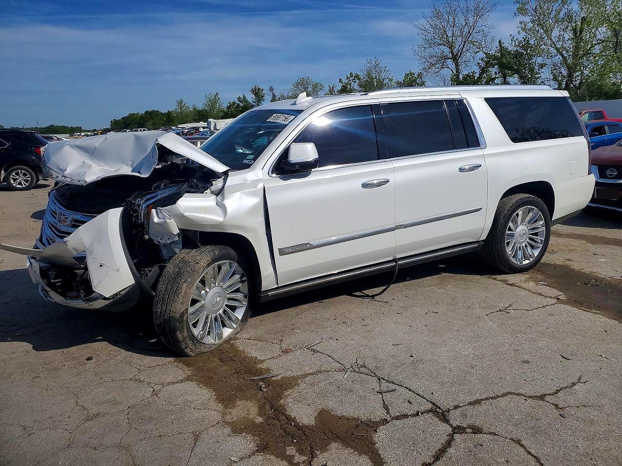 2017 Cadillac Escalade ESV Platinum, VIN 1GYS4KKJ1HR200997 — Front end