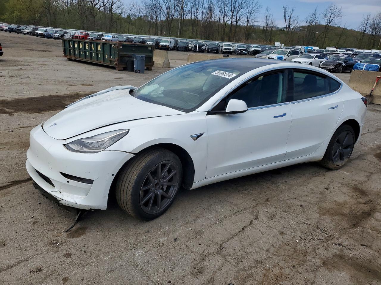 2020 Tesla Model 3 Standard Range Plus, VIN 5YJ3E1EA2LF597941 — Перед