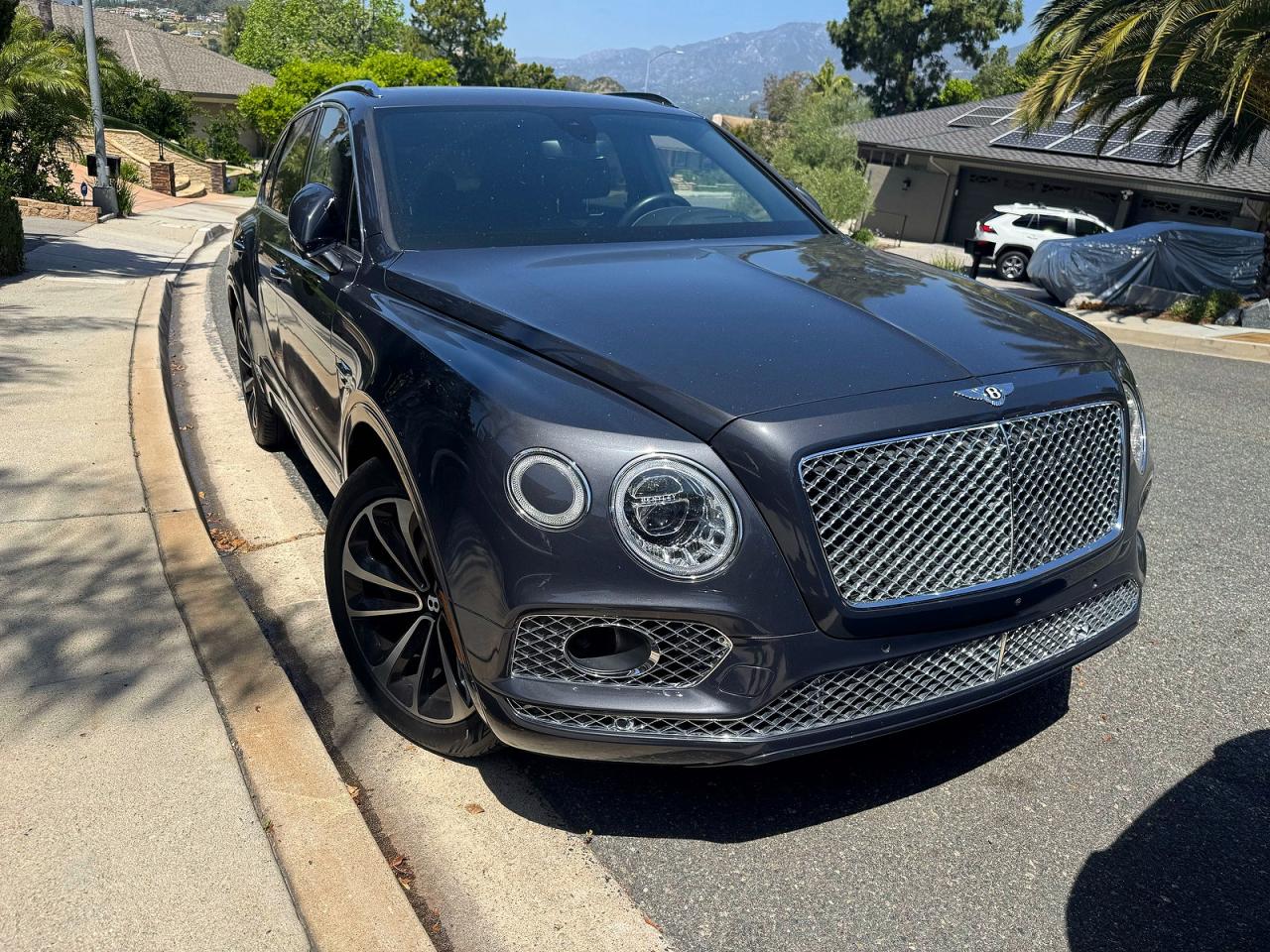 2017 Bentley Bentayga W12, VIN SJAAC2ZV6HC015264 — Normal wear