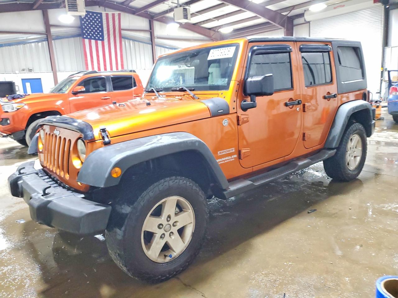 2011 Jeep Wrangler Unlimited Sport, VIN 1J4BA3H17BL555687 — Пожар в моторном отсеке