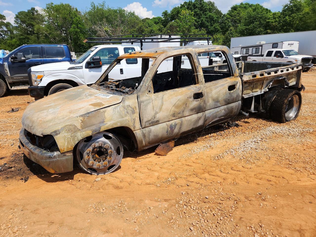 2001 Chevrolet Silverado 3500 LS, VIN 1GCJC33171F165561 — Engine fire