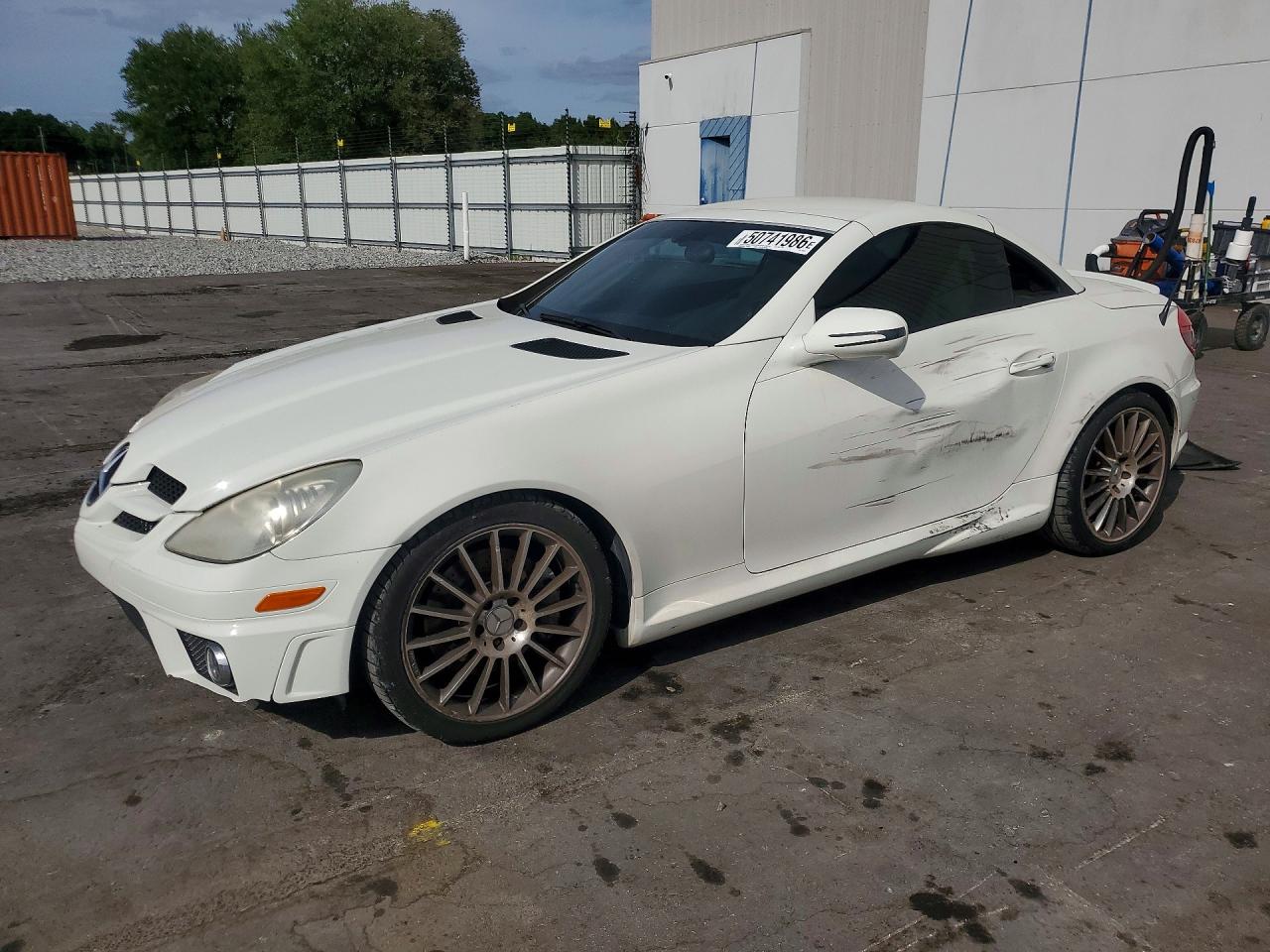 2009 Mercedes-Benz SLK 350, VIN WDBWK58F69F190423 — Side
