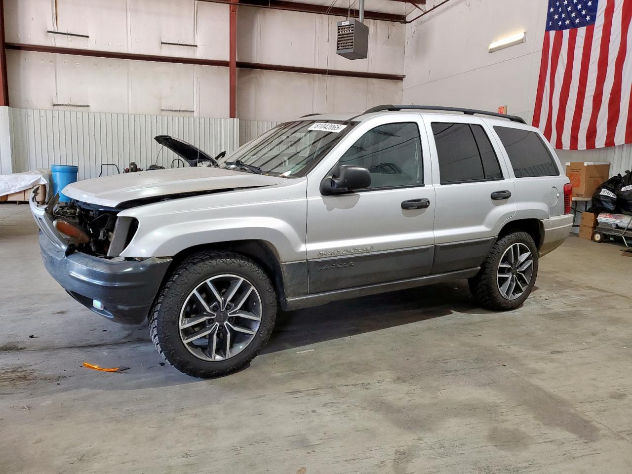 2004 Jeep Grand Cherokee Laredo, VIN 1J4GX48S34C242206 — Front end
