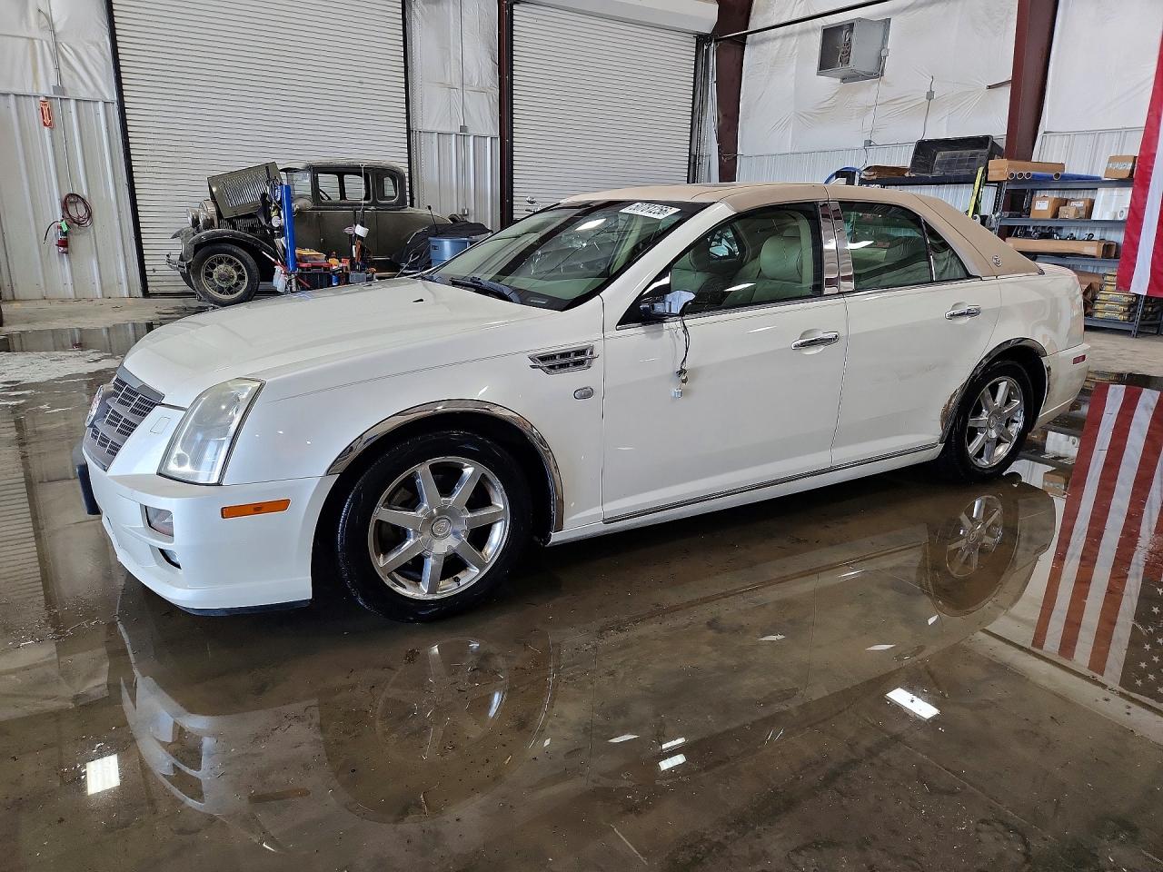 2011 Cadillac STS RWD, VIN 1G6DW6ED4B0124714 — Бок