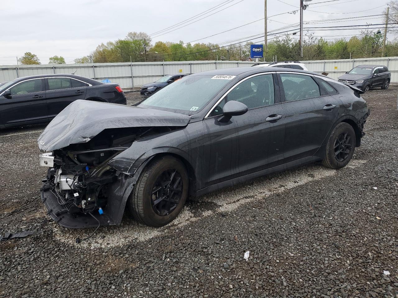 2025 Kia K5 LXS, VIN KNAG24J76S5290629 — Зад