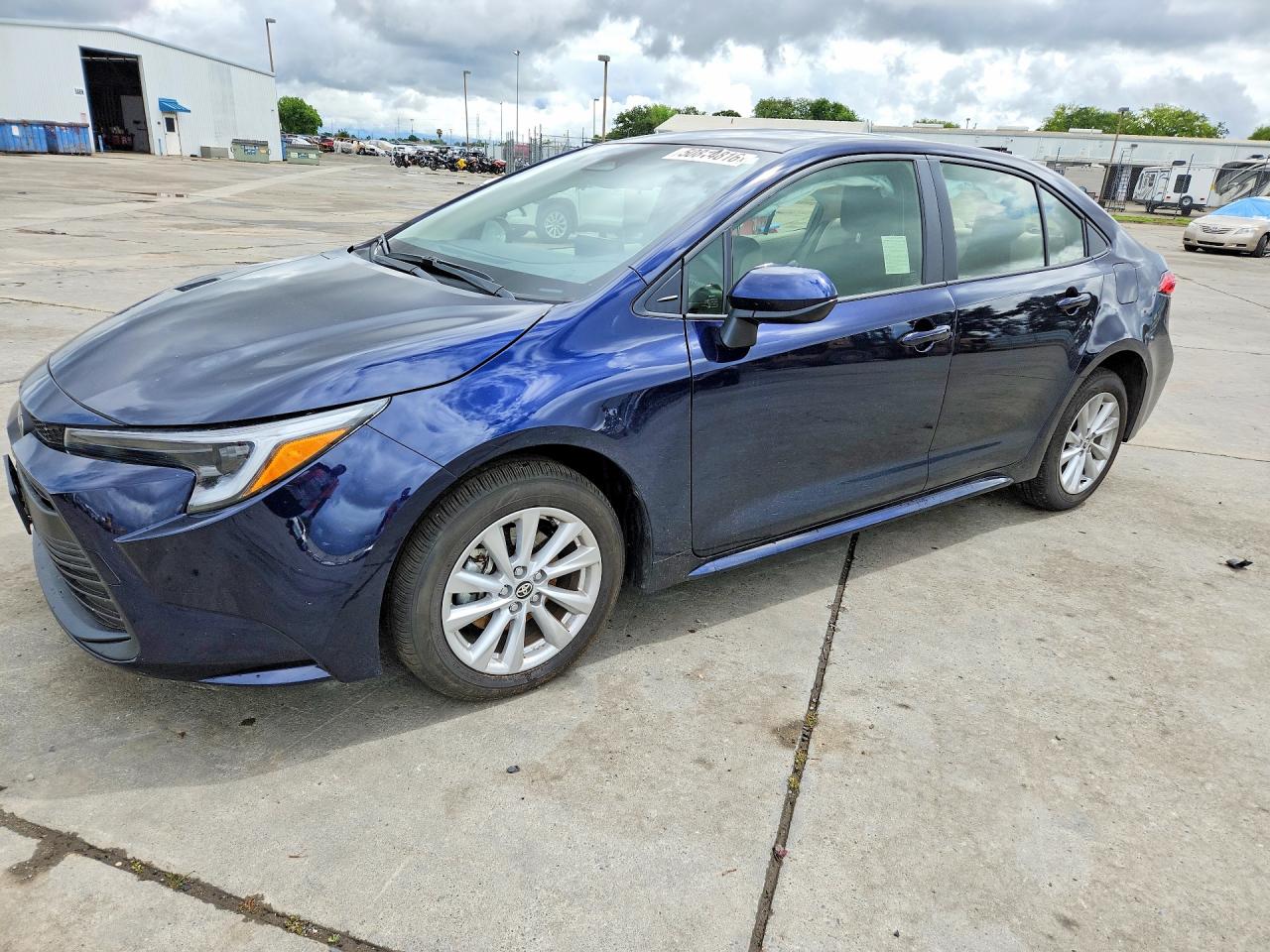 2026 Toyota Corolla Hybrid LE, VIN JTDBCMFE3T3125894 — Бок