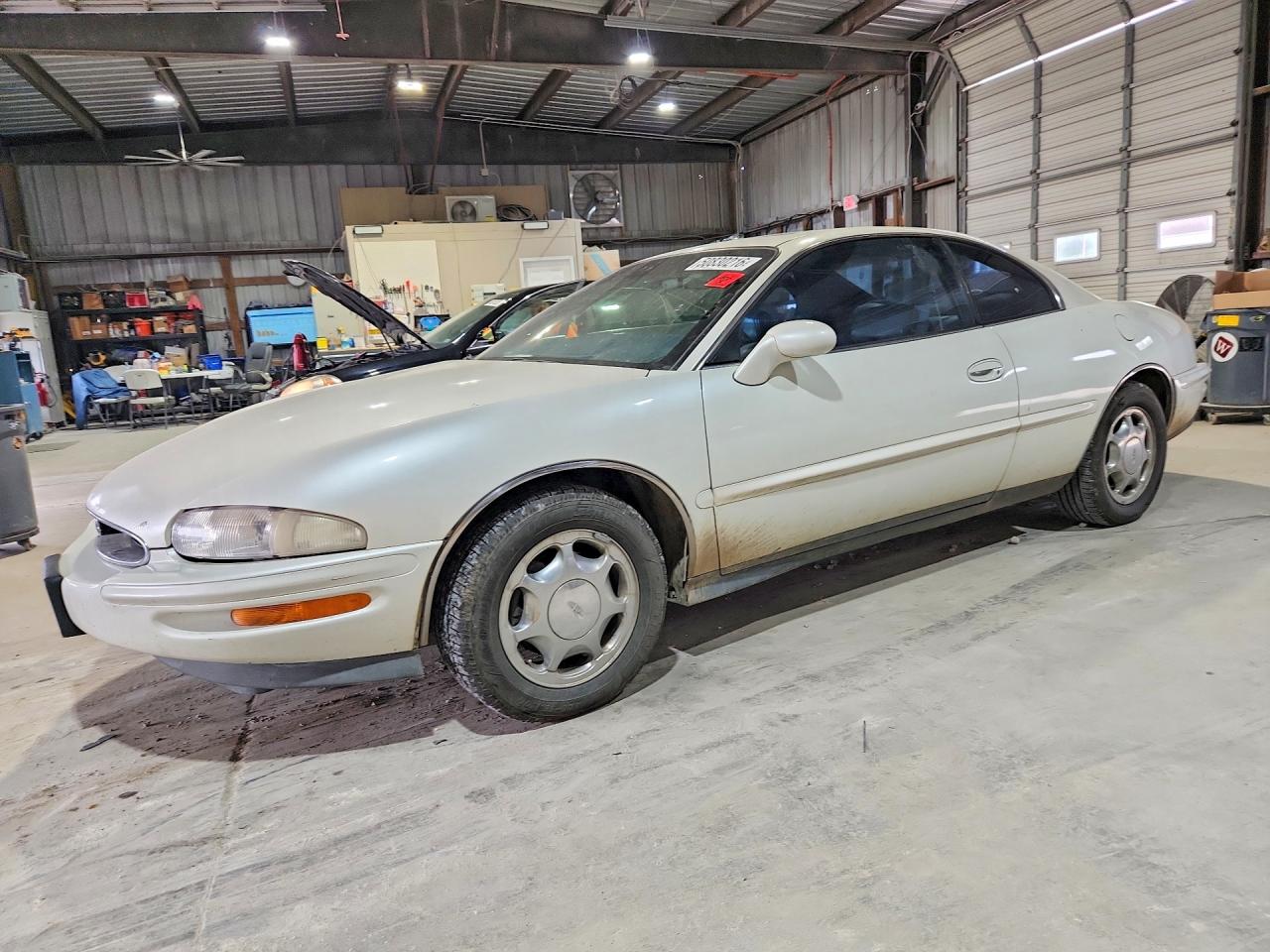 1997 Buick Riviera, VIN 1G4GD2218V4712577 — Перед