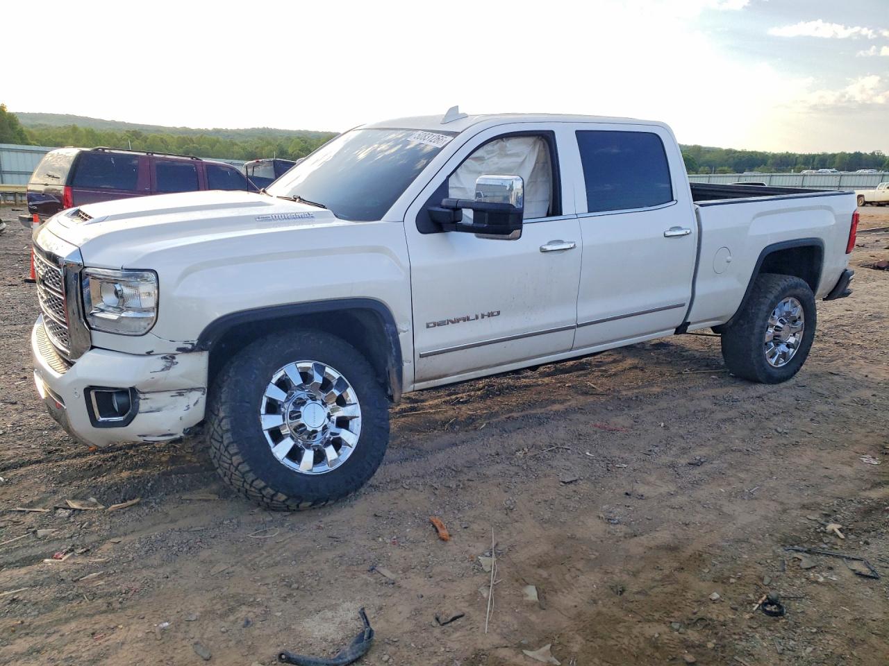 2019 GMC Sierra 2500HD Denali, VIN 1GT12SEYXKF249950 — Front end