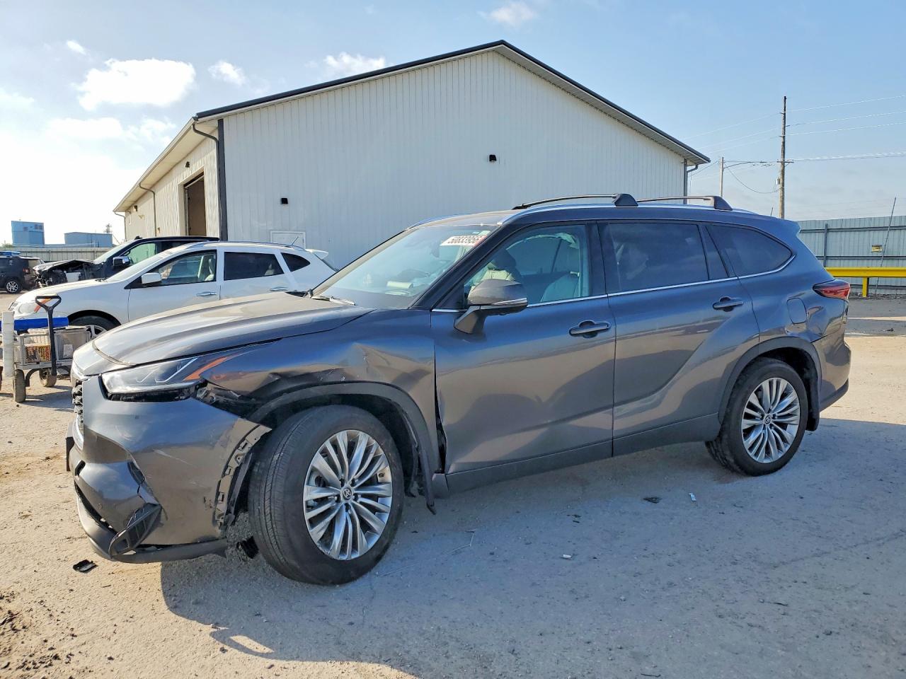2025 Toyota Highlander Platinum, VIN 5TDKDRBH3SS580929 — Front end