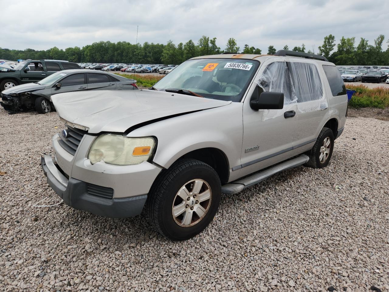 2006 Ford Explorer XLS, VIN 1FMEU62E86UA48266 — Front end