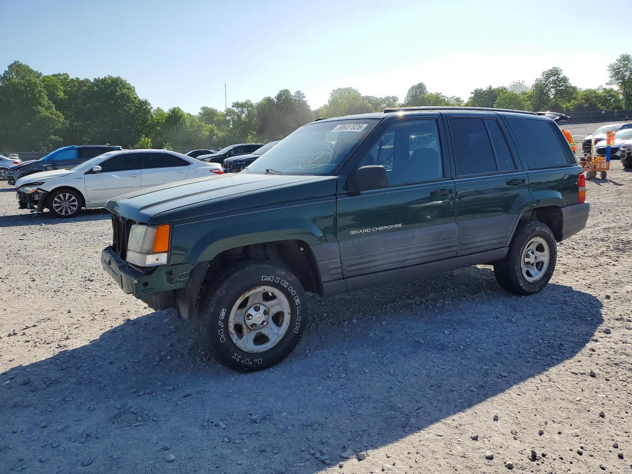 1998 Jeep Grand Cherokee Laredo, VIN 1J4FX58S7WC317266 — Front end