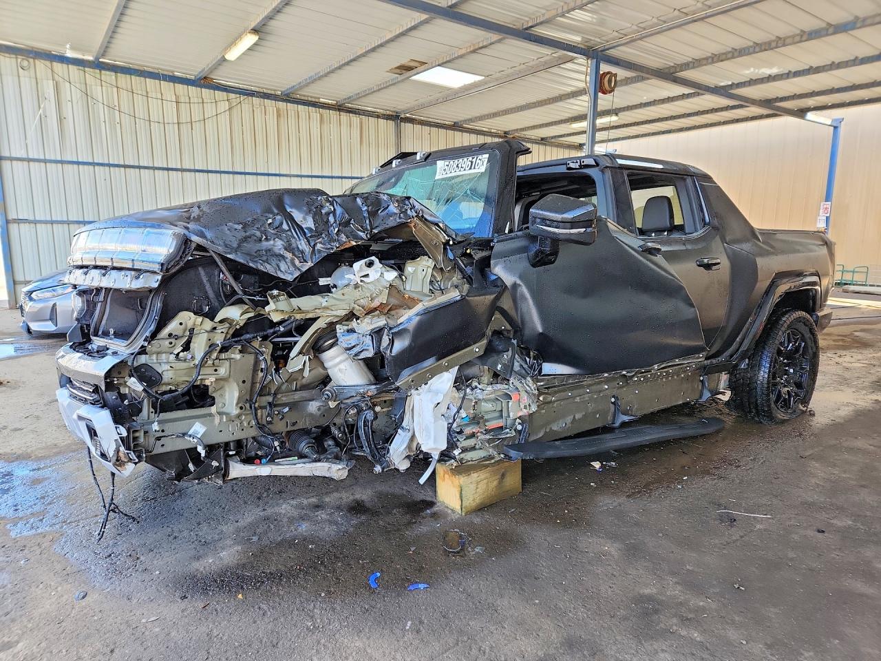 2025 GMC HUMMER EV Pickup 2X, VIN 1GT10BDD4SU106685 — Front end
