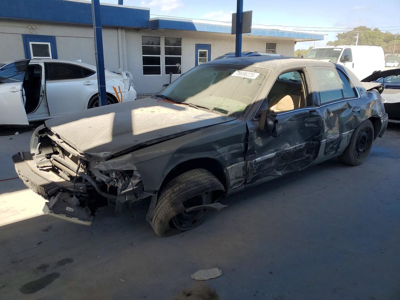 2004 Mercury Grand Marquis GS, VIN 2MEFM74W54X646842 — Front end