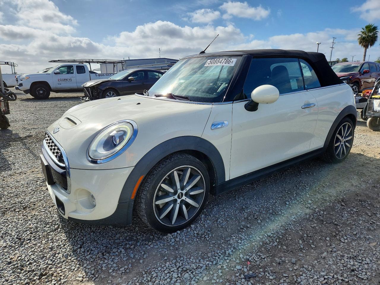 2016 MINI Convertible S, VIN WMWWG9C54G3C22454 — Бок