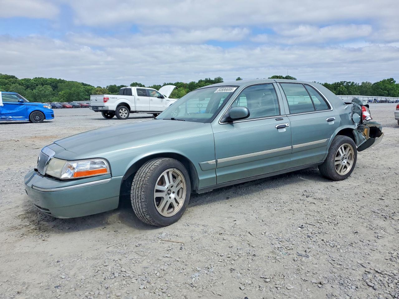 2005 Mercury Grand Marquis GS, VIN 2MEFM74W55X614734 — Front end