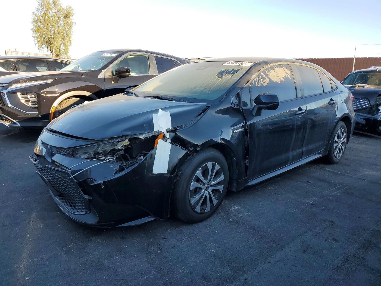 2021 Toyota Corolla Hybrid LE, VIN JTDEAMDE0MJ024296 — Front end