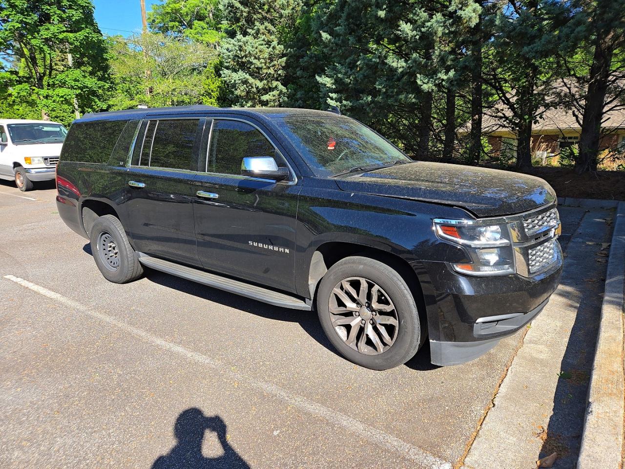 2018 Chevrolet Suburban LT, VIN 1GNSCHKC5JR271839 — Minor dents and scratches
