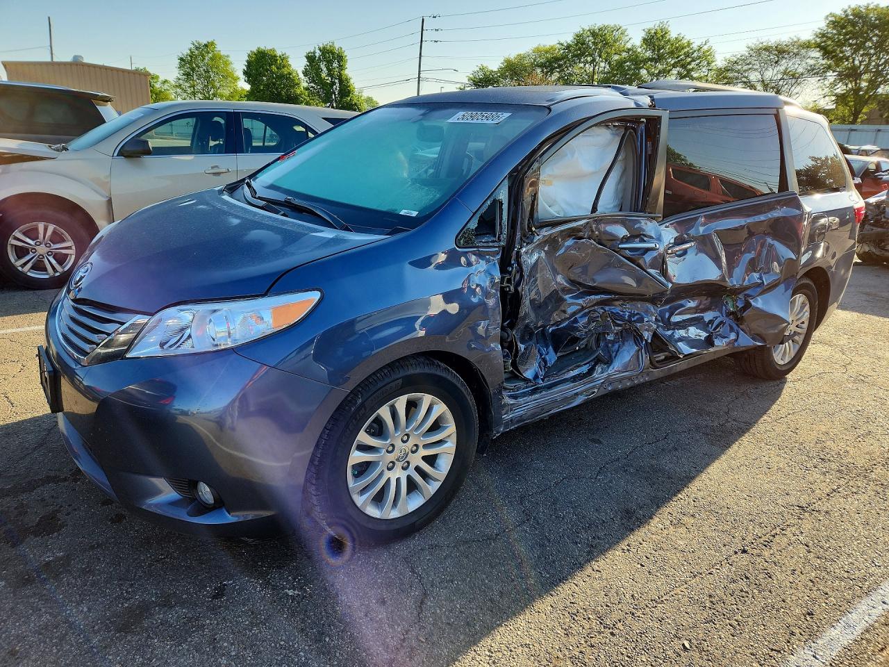 2017 Toyota Sienna XLE, VIN 5TDYZ3DC4HS878697 — Side